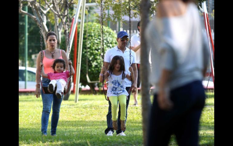 Los factores que generan mayor regocijo son la familia y los amigos, aunque incluso esos rubros han ido a la baja. EL INFORMADOR / ARCHIVO