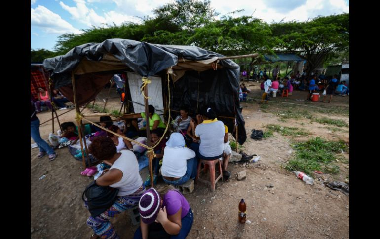 Familiares de reclusos permanecen en las inmediaciones de la cárcel David Viloria. EFE / S. Camejo