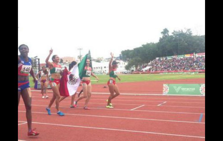 La prueba de los 4x400 metros de relevos femenil fue la penúltima de atletismo de este viernes en Veracruz 2014. TWITTER / @JVeracruz2014