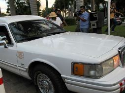 Una carroza fúnebre llega a la residencia del actor en Cancún. AFP / E. Ruíz