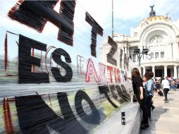 En la explanada del Palacio se pueden ver pancartas y mantas con diversas consignas. SUN / E. Orea