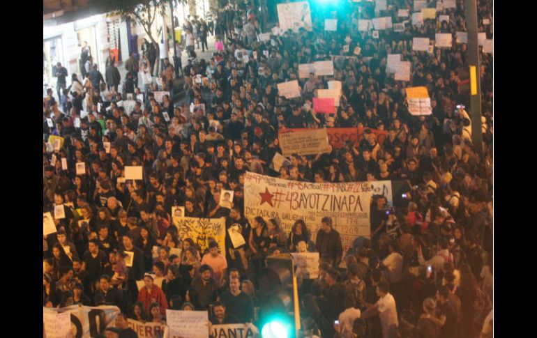 Manifestación realizada en el Centro tapatío el 20 de noviembre, en protesta por la desaparición de los 43 normalistas de Ayotzinapa. EL INFORMADOR / A. Hinojosa