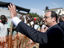 El mandatario galo François Hollande reiteró su apoyo al Continente africano, en medio de la mortal crisis sanitaria. AP / A. Jocard