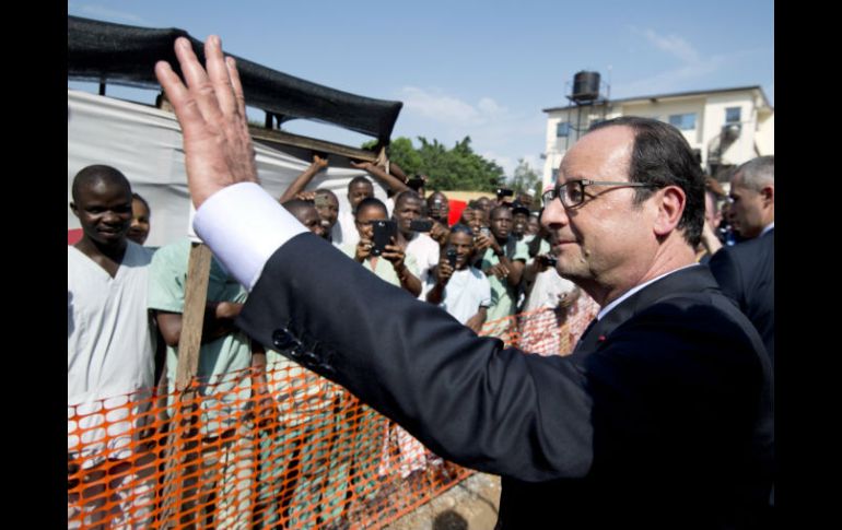 El mandatario galo François Hollande reiteró su apoyo al Continente africano, en medio de la mortal crisis sanitaria. AP / A. Jocard