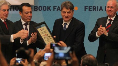 Magris recibe el Premio FIL durante la inauguración de la Feria. EL INFORMADOR / E. Barrera