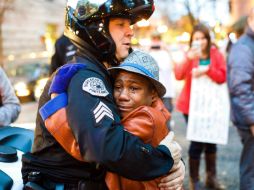 El policía blanco le pidió un abrazo al niño cuando lo vio en la calle llorando. AFP / J. Nguyen