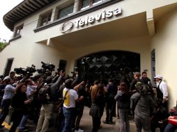 La policía resguarda este sábado las instalaciones de Televisa San Ángel, previo a la llegada del cadáver del actor y guinista. SUN / C. Mejía