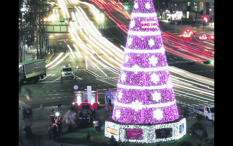 El Árbol de Navidad ya domina el horizonte de la plaza City Hall, en Seúl, capital de Corea del Sur. AP / A. Young