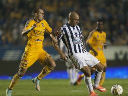 Jorge Torres (i) de Tigres y Ariel Nahuelpán (d) del Pachuca pelean el balón durante el partido de vuelta de los cuartos de final. AFP / J. C. Aguilar