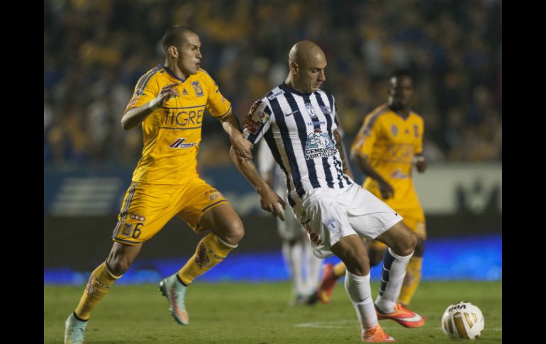 Jorge Torres (i) de Tigres y Ariel Nahuelpán (d) del Pachuca pelean el balón durante el partido de vuelta de los cuartos de final. AFP / J. C. Aguilar