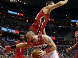 El polaco Marcin Gortat de Wizards recibe foul de Ryan Anderson de los Pelicans. AP / A. Brandon