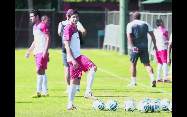 El ariete guaraní de los Zorros, Luis Nery Caballero (pisando el balón), repetirá en el eje del ataque rojinegro ante los Rayados. EL INFORMADOR / ARCHIVO