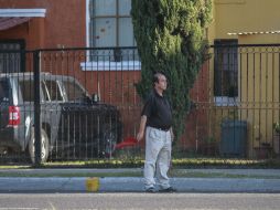 Una persona ofrece lugares para estacionarse justo en una zona de cocheras, en las inmediaciones del estadio de los Charros. EL INFORMADOR / F. Atilano