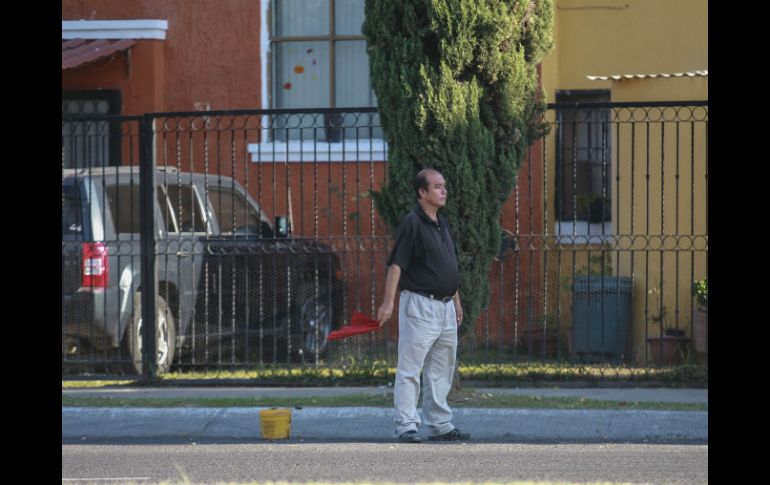 Una persona ofrece lugares para estacionarse justo en una zona de cocheras, en las inmediaciones del estadio de los Charros. EL INFORMADOR / F. Atilano