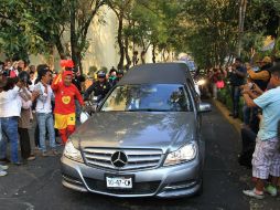 Fanáticos hacen valla a la carroza fúnebre que traslada los restos de Roberto Gómez Bolaños a las instalaciones de Televisa. EFE / M. Guzmán