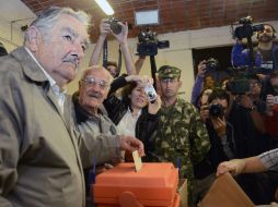 El presidente de Uruguay, José Mujica, deposita su voto en la urna. EFE / G. Carella