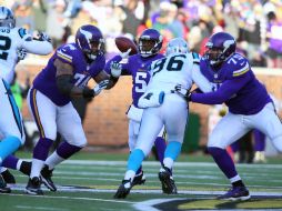 Teddy Bridgewater (5) de los Vikingos de Minnesota lanza un pase en contra de las Panteras de Carolina durante el juego. AFP / A. Bettcher