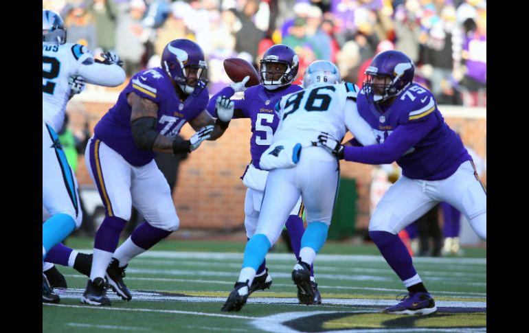 Teddy Bridgewater (5) de los Vikingos de Minnesota lanza un pase en contra de las Panteras de Carolina durante el juego. AFP / A. Bettcher