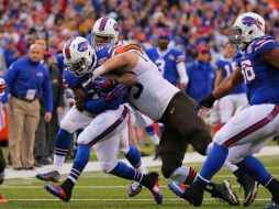 Da'Norris Searcy (25) de los Bills de Buffalo rombe un tackle para anotar un touchdown contra los Cafés de Cleveland. AFP / B. Carlsen