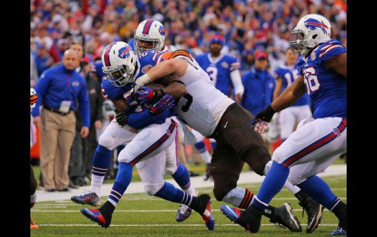 Da'Norris Searcy (25) de los Bills de Buffalo rombe un tackle para anotar un touchdown contra los Cafés de Cleveland. AFP / B. Carlsen