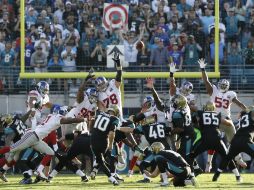 Josh Scobee anota un gol de campo de 33 yardas a 28 segundos del final para conseguir la victoria. AP / J. Raoux