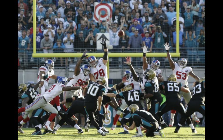 Josh Scobee anota un gol de campo de 33 yardas a 28 segundos del final para conseguir la victoria. AP / J. Raoux