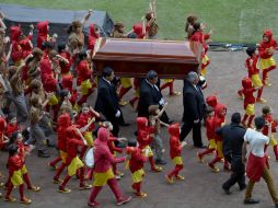 Gran cantidad de los ahí presentes no pudo evitar el llanto y nuevamente se despidieron del personaje gritando '¡gracias chavito!'. AFP / A. Estrella