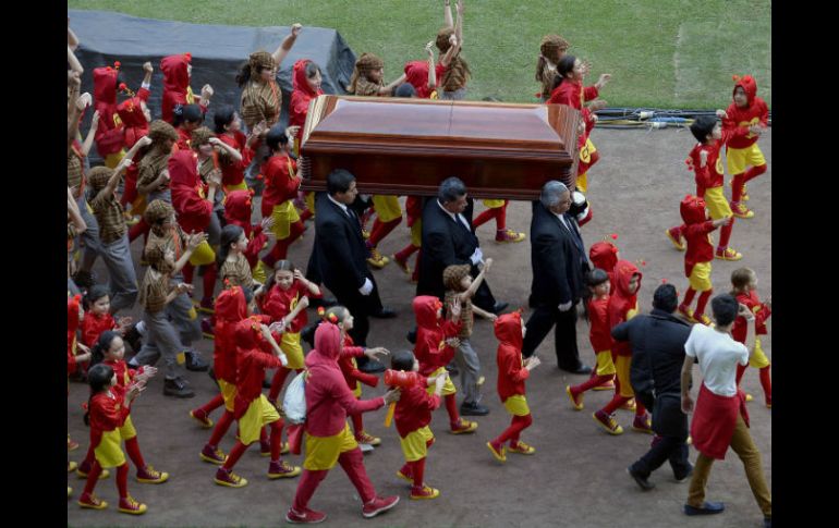 Gran cantidad de los ahí presentes no pudo evitar el llanto y nuevamente se despidieron del personaje gritando '¡gracias chavito!'. AFP / A. Estrella