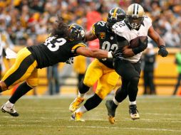 Mark Ingram (22) de los Santos de Nueva Orleans lleva la pelota delante de Troy Polamalu (43) de los Acereros de Pittsburgh. AFP / J. K. Aller