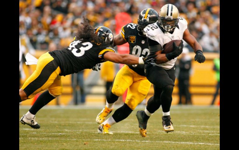 Mark Ingram (22) de los Santos de Nueva Orleans lleva la pelota delante de Troy Polamalu (43) de los Acereros de Pittsburgh. AFP / J. K. Aller