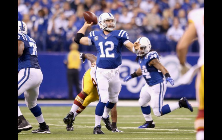 Andrew Luck (12) de los Potros de Indianápolis termina completando 19 de 27 pases para 370 yardas. AFP / A. Lyons