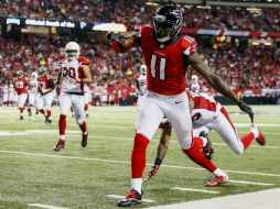 Julio Jones tiene el mejor día de su carrera con 10 recepciones para 189 yardas, incluyendo un pase de anotación de 32 yardas. AFP / K. Cox