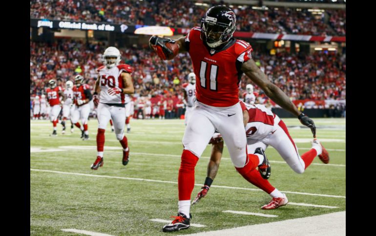 Julio Jones tiene el mejor día de su carrera con 10 recepciones para 189 yardas, incluyendo un pase de anotación de 32 yardas. AFP / K. Cox