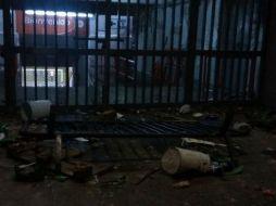 La trifulca comenzó en la puerta 4, donde algunos hinchas rojinegros comenzaron a hacer destrozos. EL INFORMADOR / J. Robles