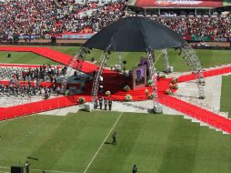 El féretro fue colocado en el centro de la cancha del Estadio Azteca, estuvo acompañado de dos fotos del comediante y productor. NTX / J. Espinoza