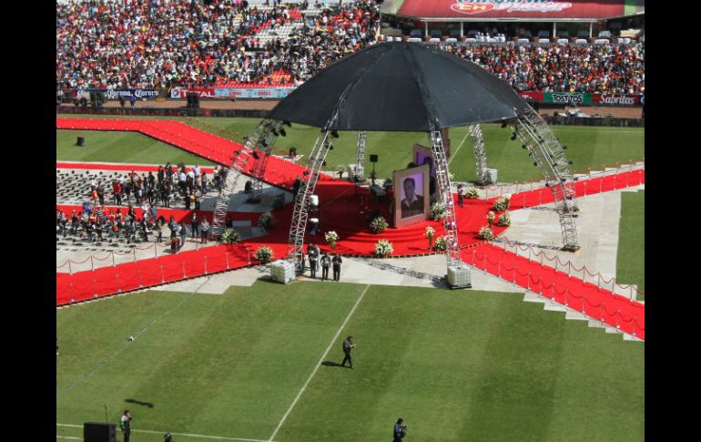 El féretro fue colocado en el centro de la cancha del Estadio Azteca, estuvo acompañado de dos fotos del comediante y productor. NTX / J. Espinoza