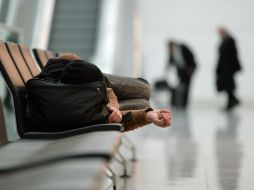 Un hombre toma un descanso, ante la cancelación de vuelos de la línea Lufthansa. AFP / C. Stache