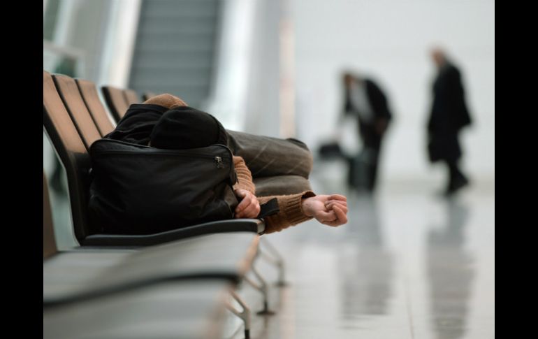 Un hombre toma un descanso, ante la cancelación de vuelos de la línea Lufthansa. AFP / C. Stache