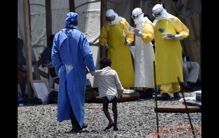 La ONU dice que hasta el 26 de noviembre había casi 16 mil casos de ébola y cinco mil 600 muertes. AFP / P. Guyot