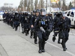 El uso de equipo pesado y municiones militares en protestas renueva el debate nacional por la militarización de las policías locales. AP / T. Gannam