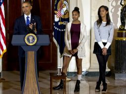 Esta forma de vestir de Malia y Sasha Obama desató las palabras de la hoy ex empleada. AP / J. Martin