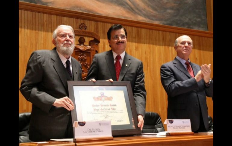 El rector de la Universidad, Tonatiuh Bravo entrega el alto grado a Gutiérrez Vega. TWITTER / @udg_oficial