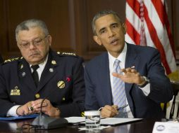 El mandatario y el jefe de la policía de Filadelfia, Charles Ramsey, hablan durante el evento. AP / P. Martinez