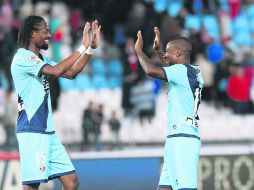 Kakuta (der) y Manucho celebran el gol del Rayo. EFE /