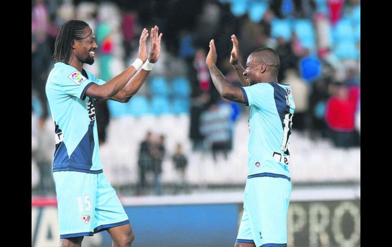 Kakuta (der) y Manucho celebran el gol del Rayo. EFE /