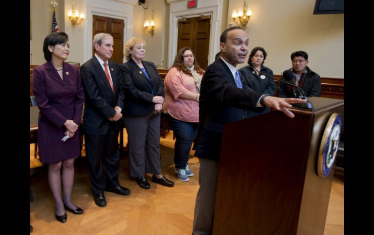 El legislador demócrata de Illinois, Luis Gutiérrez dice que es responsabilidad de los republicanos dar una contrapropuesta a Obama. AP / M. Balce