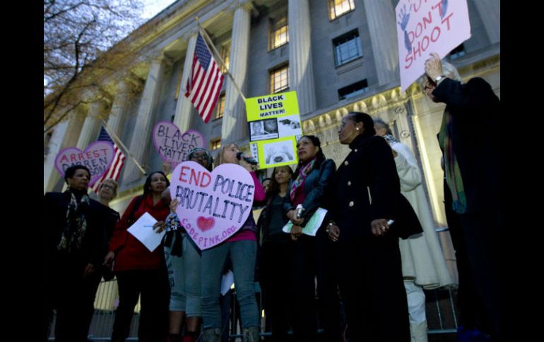 Las protestas pacíficas por el caso continúan en diferentes estados. AP / J. Magana