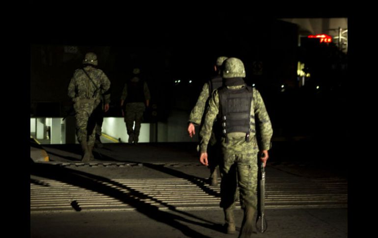 Policías que iban detrás de los marinos en su patrulla apoyaron al personal en el enfrentamiento. EL INFORMADOR / ARCHIVO