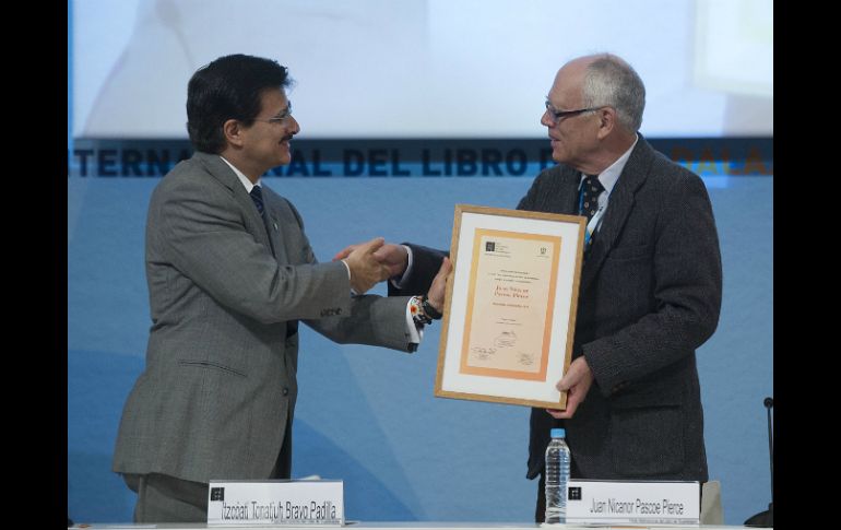 Pascoe recibió la distinción de manos del rector de la UdeG, Tonatiuh Bravo. EL INFORMADOR / J. Mendoza