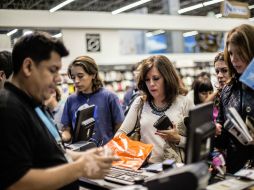 Jóvenes, adultos y estudiantes disfrutan de las diversas editoriales que hay en la FIL. EL INFORMADOR / A. Hernández